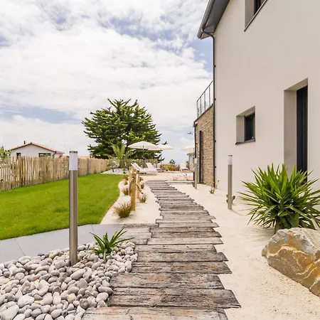 Avec Piscine Chauffee, Spa, Proche Et Commerces, Jardin Privatif Et - Fr-1-306-1207 * Préfailles