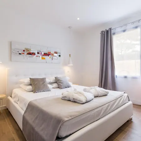 Avec Piscine Chauffee, Spa, Proche Et Commerces, Jardin Privatif Et - Fr-1-306-1207